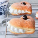 bomboloni a cuore, ripieni di panna e amarene fabbri